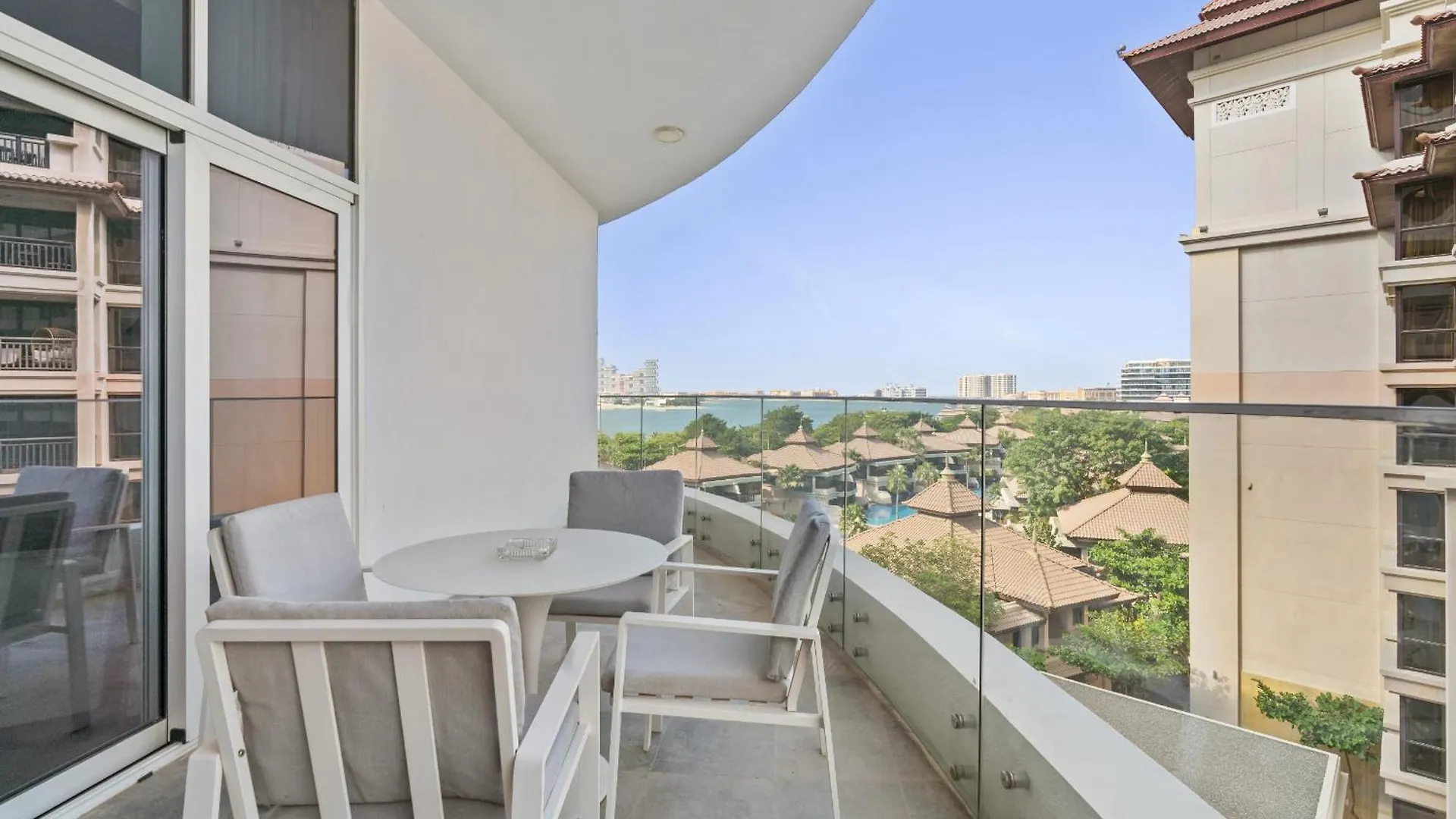 Vayk - Stunning 2-Bedroom Apartment With Sea View & Beach Access Dubai
