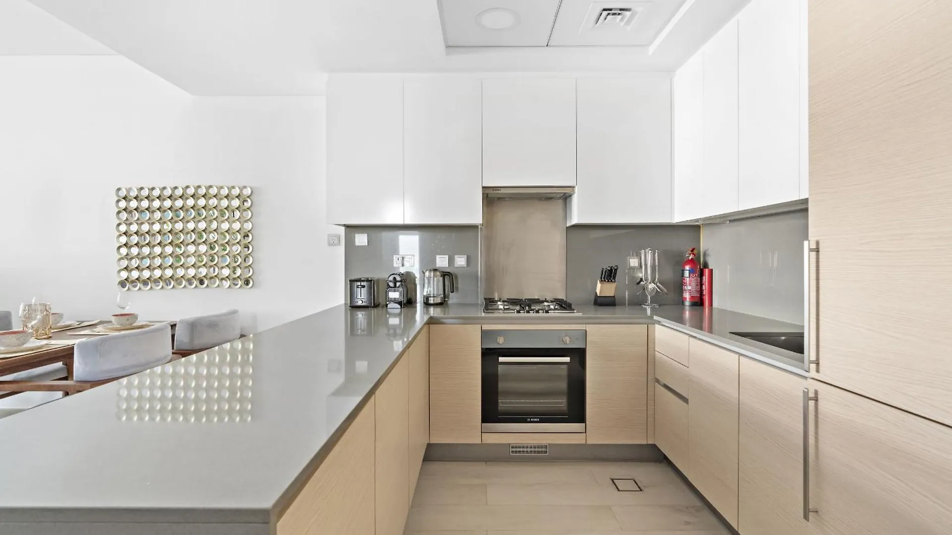 Vayk - Stunning 2-Bedroom Apartment With Sea View & Beach Access Dubai