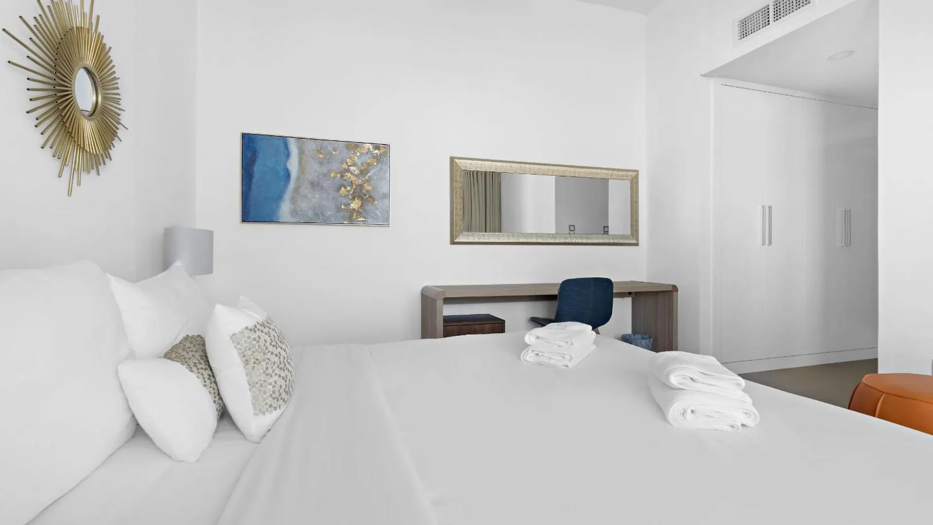 Vayk - Stunning 2-Bedroom Apartment With Sea View & Beach Access Dubai